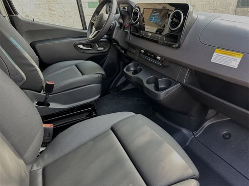 Used 2024 Mercedes-Benz Sprinter 2500 image 15