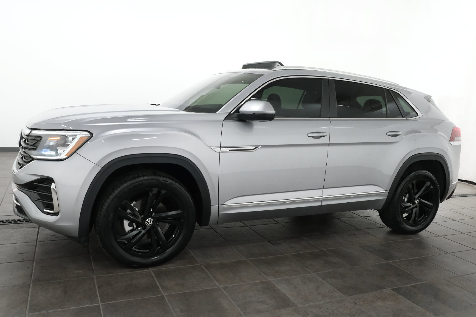 Used 2024 Volkswagen Atlas Cross Sport SEL R-Line AWD/4WD image 3