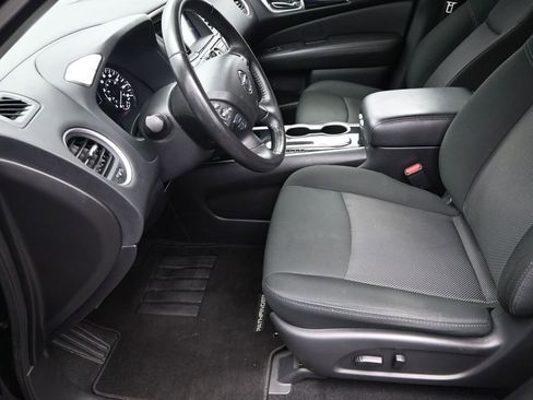 Used 2020 Nissan Pathfinder SV image 15