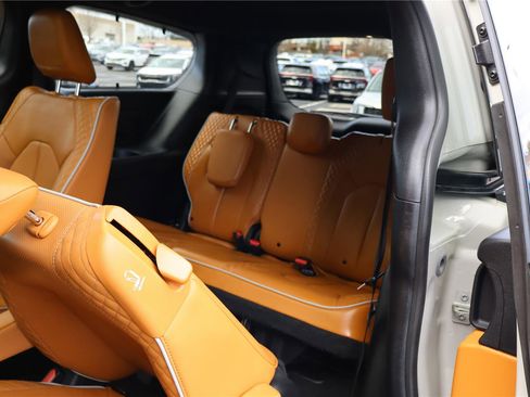Used 2021 Chrysler Pacifica Pinnacle image 25