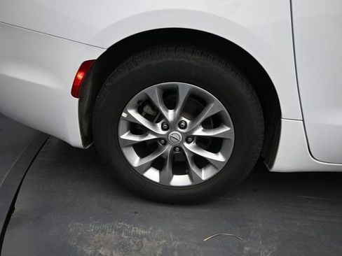 Used 2026 Chrysler Pacifica Limited FWD image 43