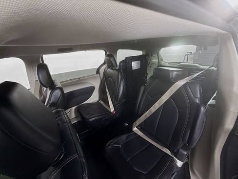 Used 2024 Chrysler Pacifica Touring-L FWD image 8