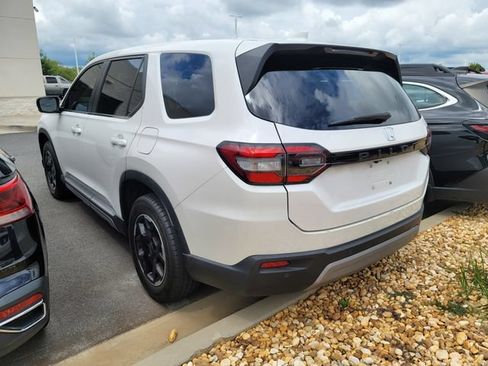 Used 2025 Honda Pilot EX-L image 11