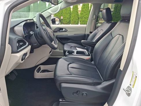 Used 2024 Chrysler Pacifica Touring-L FWD image 13
