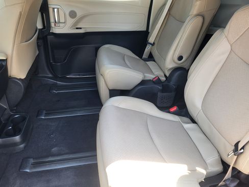 Certified 2021 Toyota Sienna Limited FWD image 24
