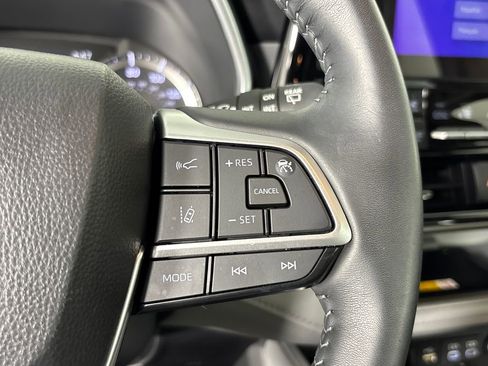 Used 2024 Toyota Highlander XLE image 16