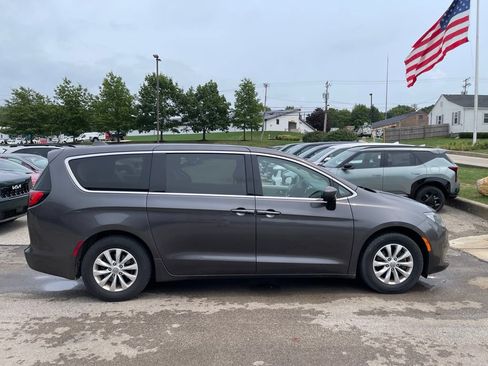 Used 2017 Chrysler Pacifica Touring w/ Tire & Wheel Group FWD image 1