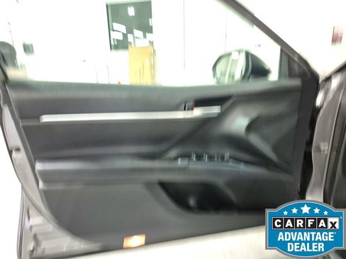 Used 2018 Toyota Camry SE FWD image 18