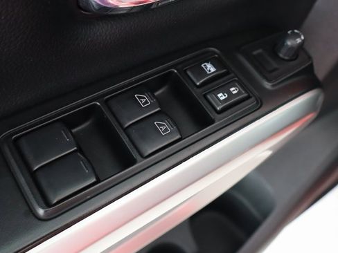 Used 2023 Nissan Titan SV image 15