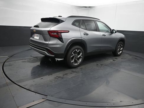 Used 2025 Chevrolet Trax LT FWD image 12