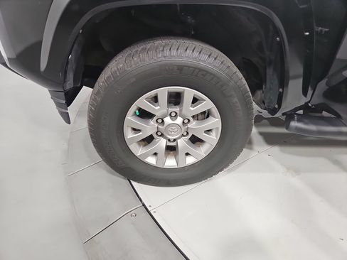 Used 2017 Toyota Tacoma SR5 w/ Tow Package AWD/4WD image 26