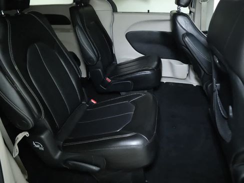Used 2023 Chrysler Pacifica Touring-L FWD image 30
