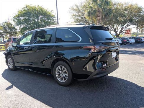 Certified 2024 Toyota Sienna XLE FWD image 7
