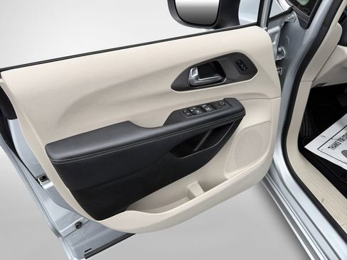 Used 2023 Chrysler Pacifica Touring-L image 14