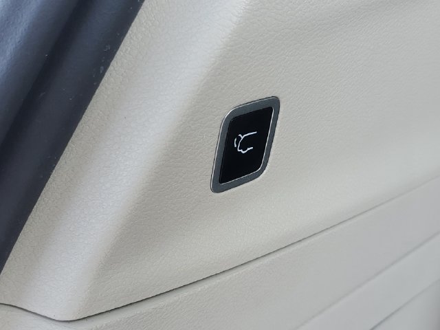 Used 2024 Chrysler Pacifica Limited FWD image 8