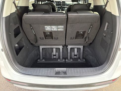 Used 2024 Kia Carnival LX image 14