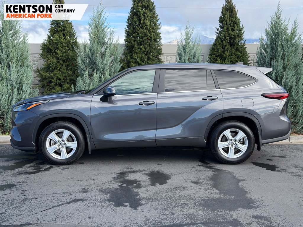 Used 2025 Toyota Highlander LE AWD/4WD image 4