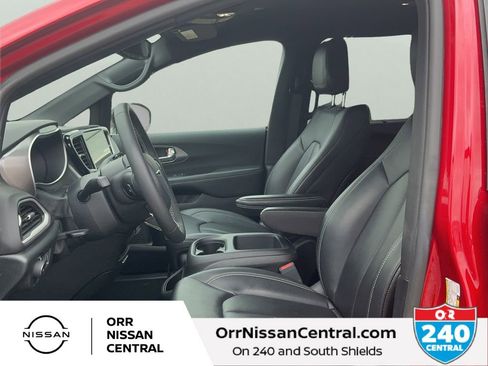 Used 2025 Chrysler Pacifica Select FWD image 14