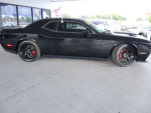 Used 2016 Dodge Challenger SRT Hellcat RWD image 6