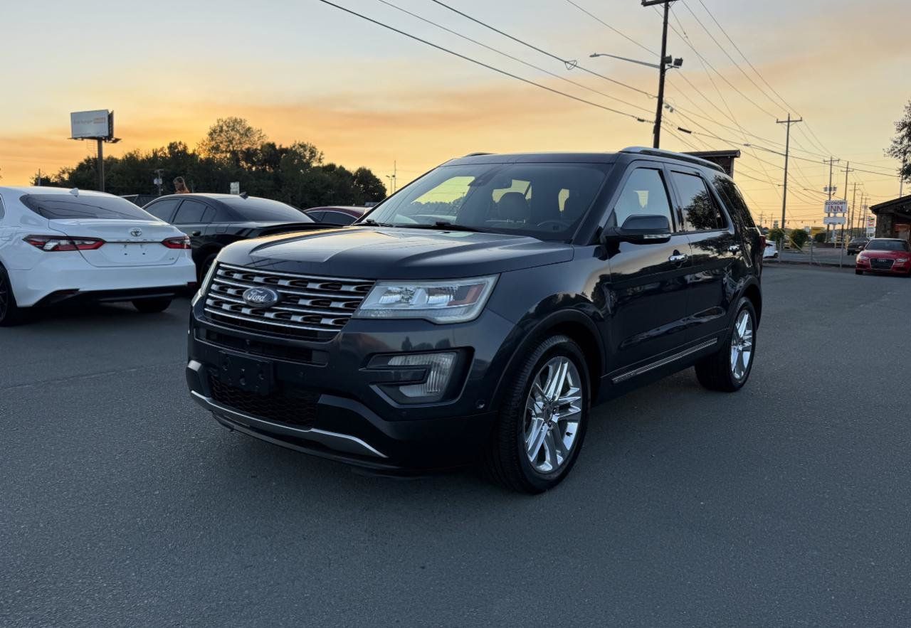 Used 2017 Ford Explorer Limited w/ Equipment Group 301A FWD image 3