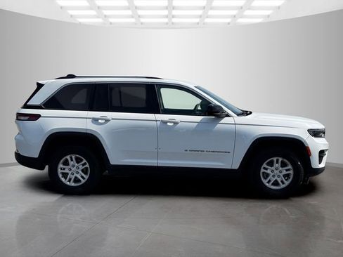 Certified 2024 Jeep Grand Cherokee Laredo AWD/4WD image 8