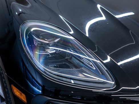 Certified 2025 Porsche Macan AWD/4WD image 13