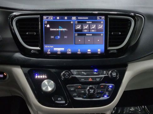 Used 2021 Chrysler Pacifica Touring-L image 20