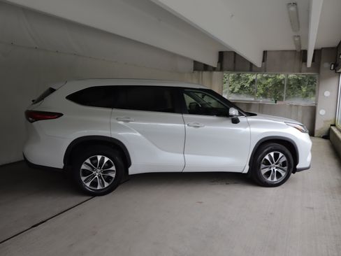 Used 2023 Toyota Highlander XLE AWD/4WD image 6