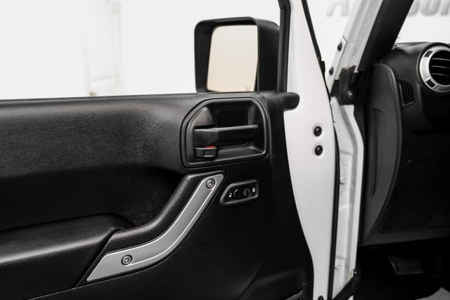 Used 2018 Jeep Wrangler Sahara w/ Connectivity Group AWD/4WD image 31