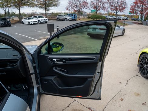 Used 2022 Porsche Macan image 16