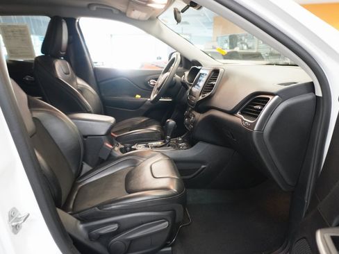 Used 2020 Jeep Cherokee Latitude Plus image 32