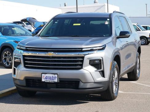 Used 2025 Chevrolet Traverse LT w/ Driver Confidence Package AWD/4WD image 3