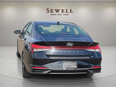 Used 2023 Hyundai Elantra SEL w/ Convenience Package FWD image 3