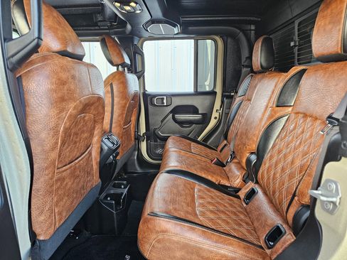 Used 2023 Jeep Gladiator Sport image 11