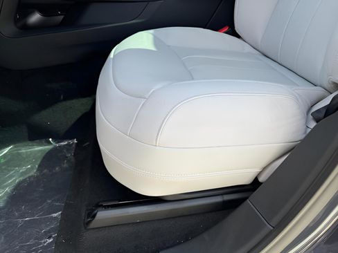 Used 2025 Land Rover Range Rover Sport image 26