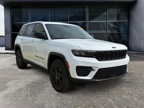 Used 2025 Jeep Grand Cherokee Altitude image 1