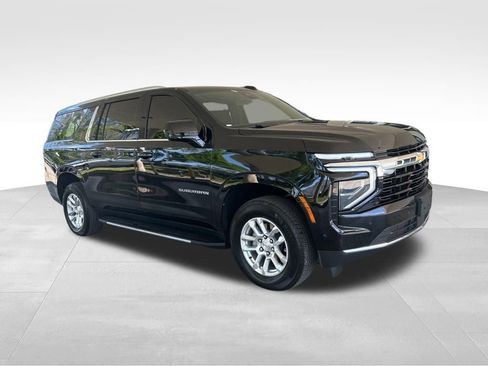 Used 2025 Chevrolet Suburban LS RWD image 2
