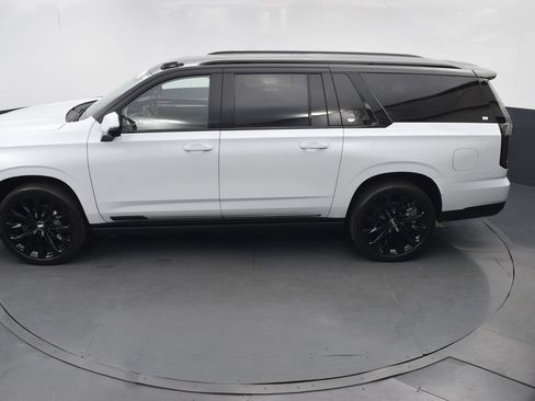 Certified 2026 Cadillac Escalade ESV Platinum Sport w/ LPO, ONYX Package AWD/4WD image 43