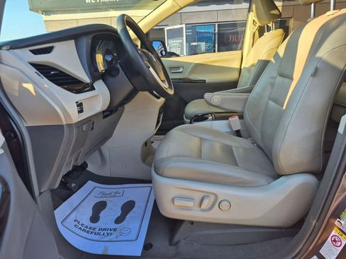Used 2019 Toyota Sienna XLE image 10