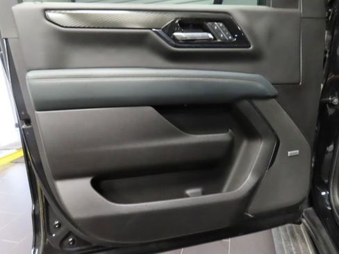 Used 2025 GMC Yukon AT4 w/ AT4 Premium Package image 9