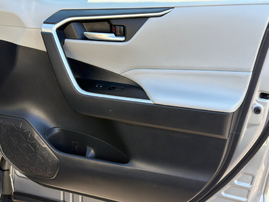 Used 2021 Toyota RAV4 XLE w/ Convenience Package FWD image 16