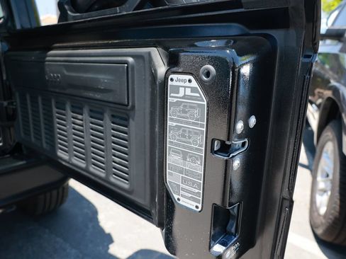 Used 2025 Jeep Wrangler Unlimited Sahara AWD/4WD image 39