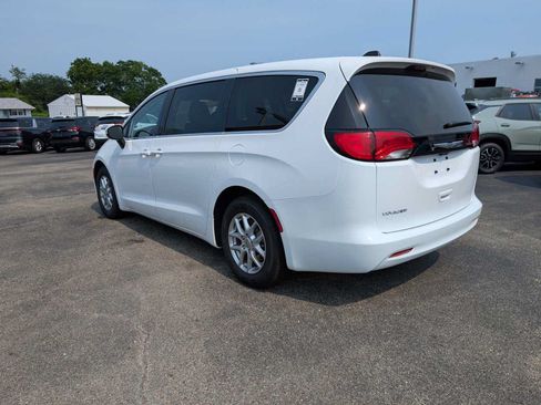 Used 2022 Chrysler Voyager LX FWD image 10