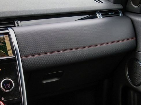 Used 2022 Land Rover Discovery Sport SE R-Dynamic image 17