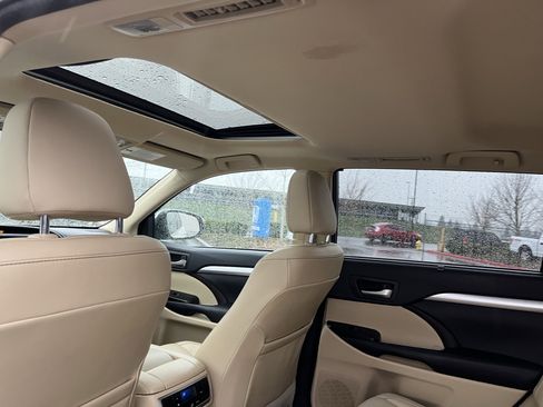 Used 2015 Toyota Highlander XLE image 16