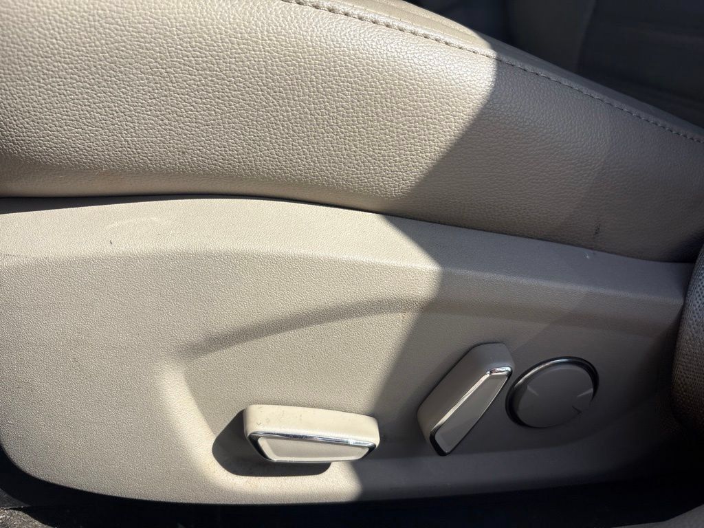 Used 2017 Ford Fusion SE w/ Fusion SE Technology Package FWD image 13