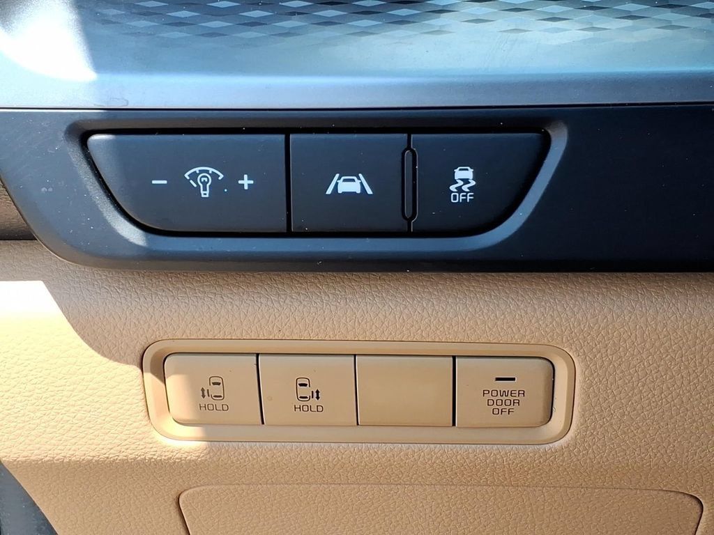Used 2023 Kia Carnival LX FWD image 28
