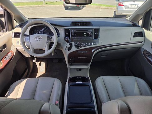 Used 2011 Toyota Sienna XLE FWD image 8