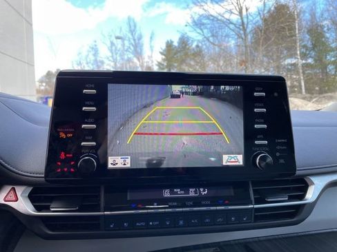 Used 2022 Toyota Sienna Limited image 21