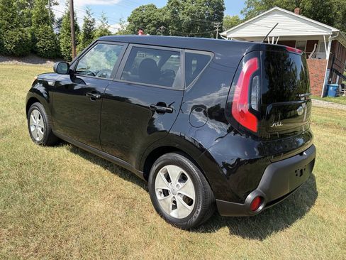 Used 2014 Kia Soul FWD image 2